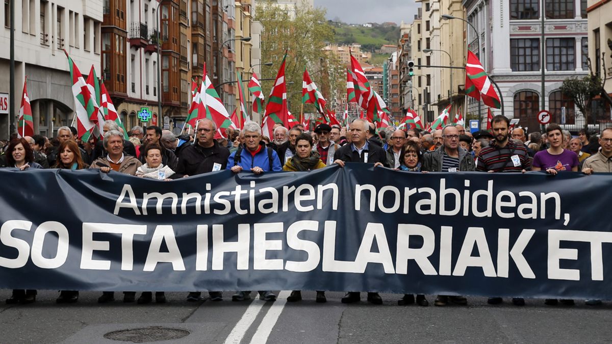 Miles de personas acompañan a ex presos de ETA en una manifestación en Bilbao