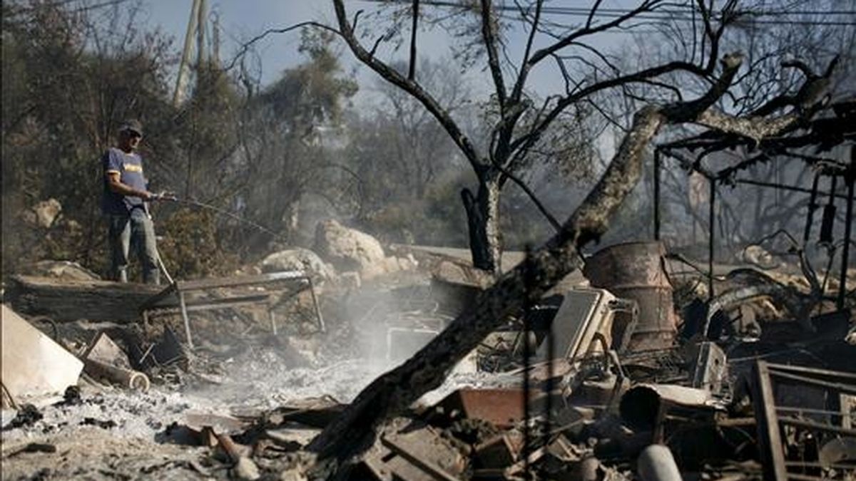 Una residente de la localidad de Ein Hod ayuda en las labores de extinción del incendio declarado en el bosque de Carmel, cerca de Haifa, norte de Israel. EFE Una residente de la localidad de Ein Hod ayuda en las labores de extinción del incendio declarado en el bosque de Carmel, cerca de Haifa, norte de Israel. EFE