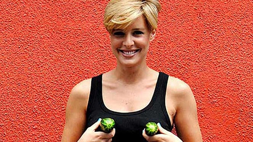 "¡¡Estamos contigo, pepino!!", grita Tania Llasera. Únete a la campaña y sube tu foto con un pepino