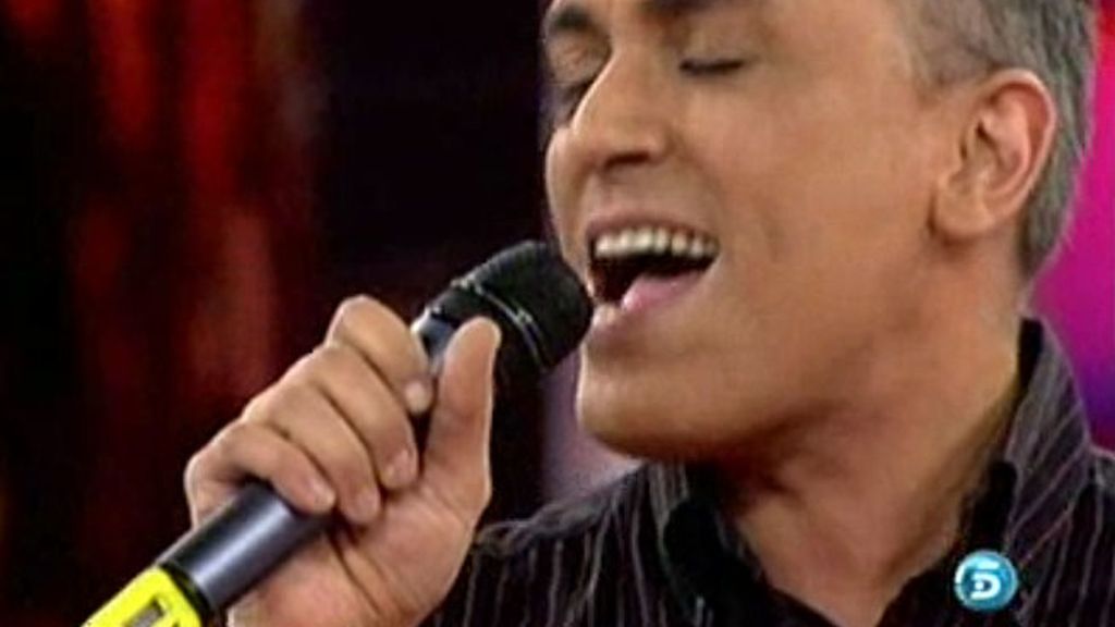 El colaborador despliega sus dotes como cantante