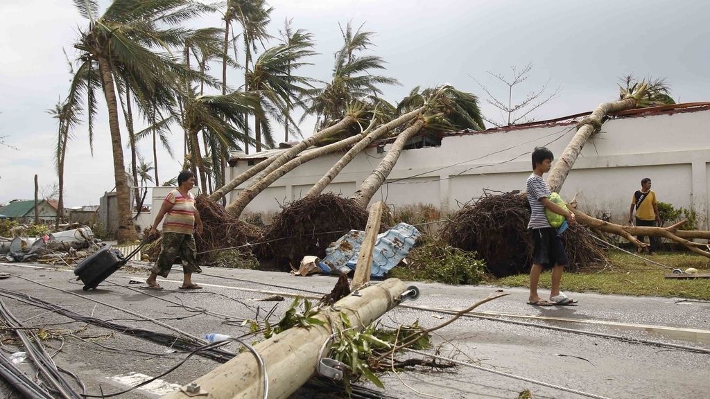 El súper tifón azota la ciudad Haiyan Tacloban en el centro de Filipinas