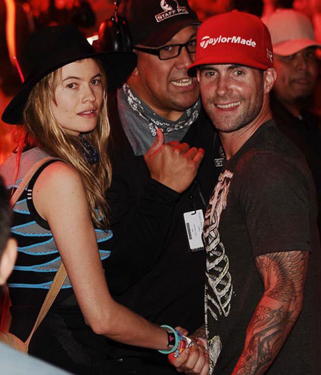 Behati Prinsloo y Adam Levine