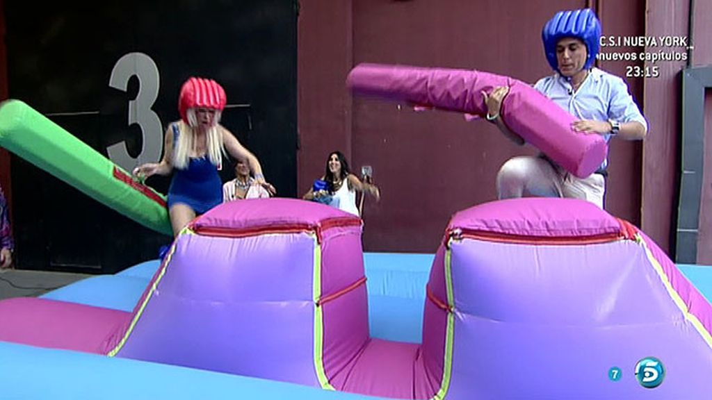 Loli Álvarez y Kiko Hernández 'luchan' cuerpo a cuerpo