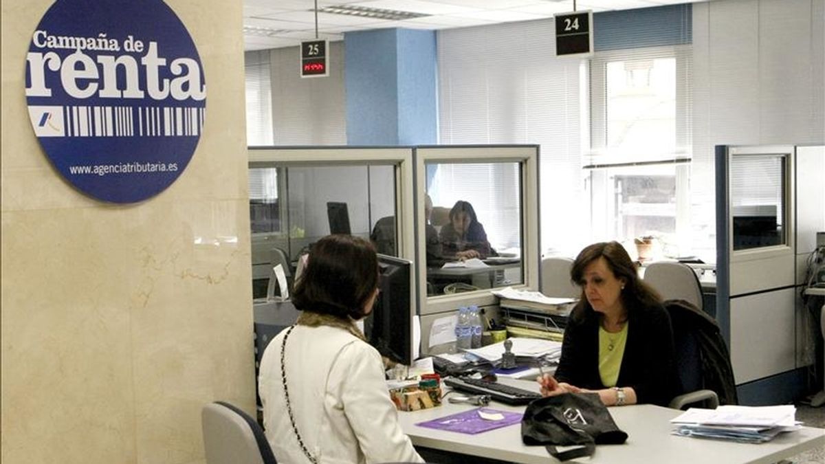 Una mujer en una oficina de la Agencia Tributaria en Madrid. EFE/Archivo