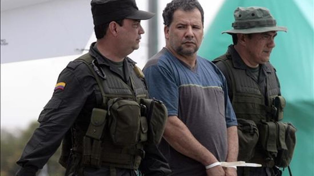 Fotografía del pasado 15 de abril en la que se ve al narcotraficante colombiano Daniel Rendón Herrera, alias "Don Mario" (c), tras ser capturado en una zona rural del noroeste de Colombia. EFE/Archivo