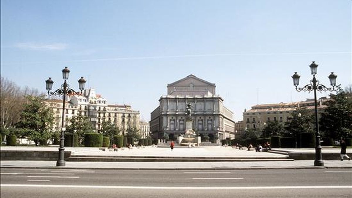 Vista de la Plaza de Oriente en la que se puede apreciar al fondo la fachada principal del Teatro Real. EFE/Archivo