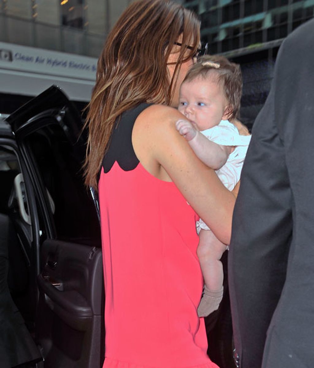 Victoria Beckham se lleva a la pequeña Harper Seven de compras