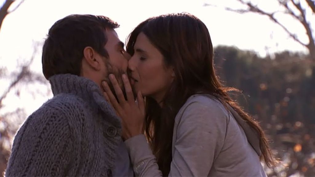 Teresa besa a Pablo