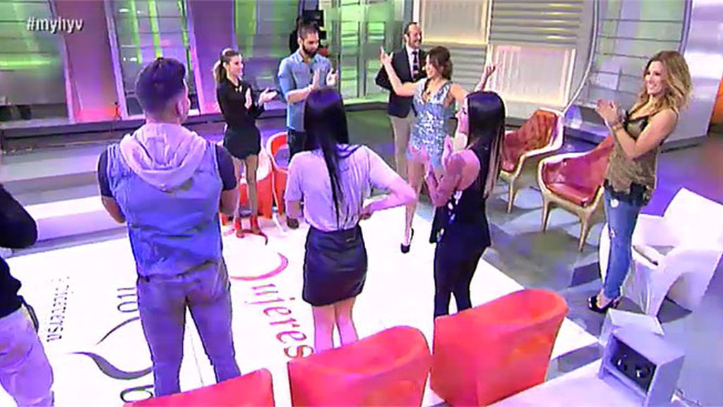 La entrada de las nuevas tronistas del programa, foto a foto