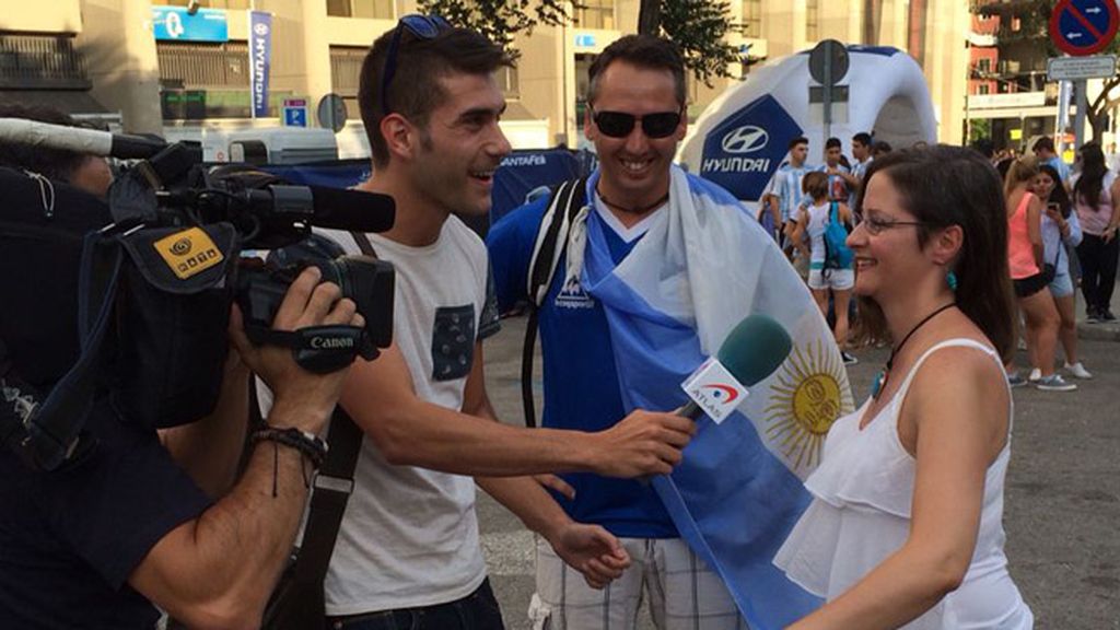 Los hinchas argentinos inundan de albiceleste el Hyundai Fan Park de Madrid