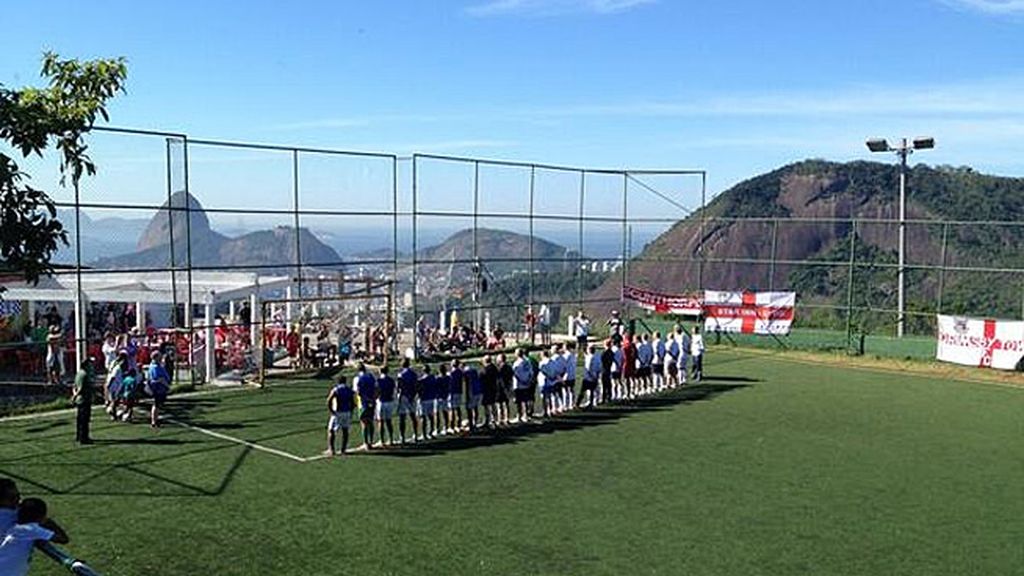 Hinchas ingleses y brasileños disputaron un amistoso en una favela de Río