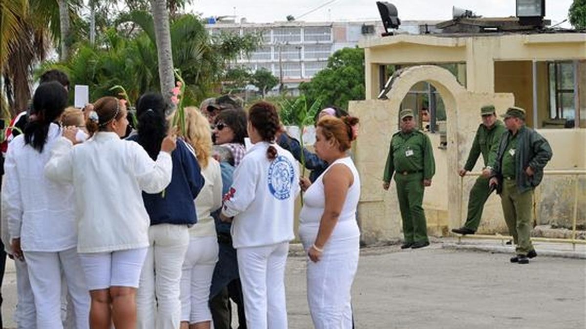 Las disidentes Damas de Blanco reclaman la libertad de los presos políticos con una protesta pacífica en la entrada de la prisión Combinado del Este, en La Habana, Cuba, en el Día Internacional de los derechos Humanos. EFE