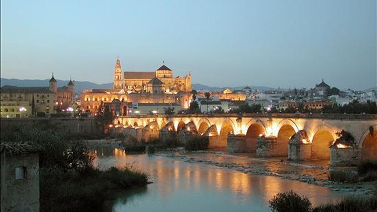 Vista panorámica de Córdoba, tomada al atardecer, del Puente Romano sobre el río Guadalquivir y la Mezquita al fondo. EFE/Archivo