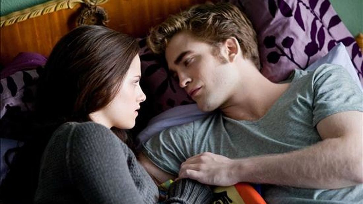Fotograma donde aparece la actriz Kristen Stewart (i), en el papel de Bella Swan, y el actor Robert Pattinson, en el papel de Edward Cullen, durante una escena de la película "Eclipse", la tercera entrega de "Twilight". EFE/Archivo
