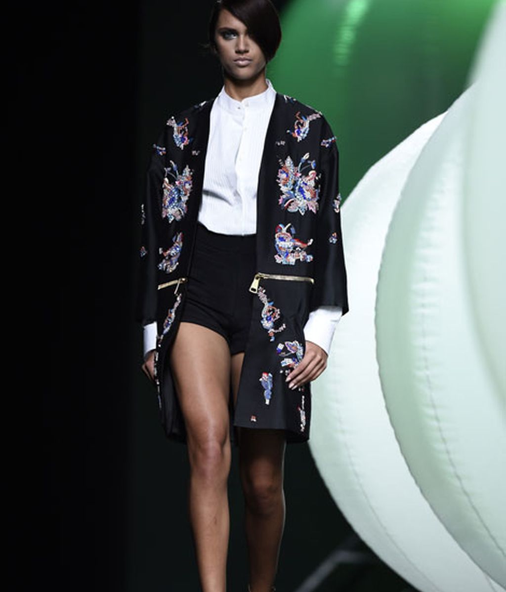 Bordados y drapeados rompen la geometría