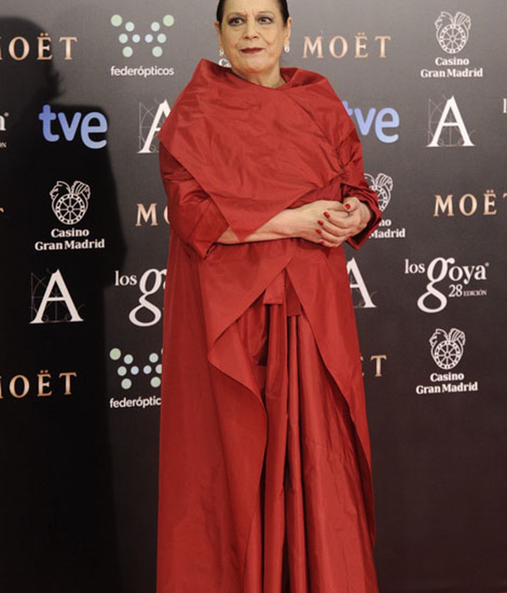 Vestidos de cola y escotazos, protagonistas de la alfombra roja de los premios Goya