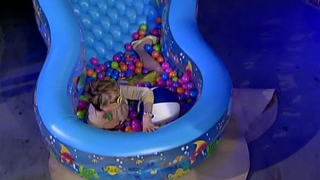 Kiko Hernández y Kiko Matamoros pasean a Karmele Marchante en piscina