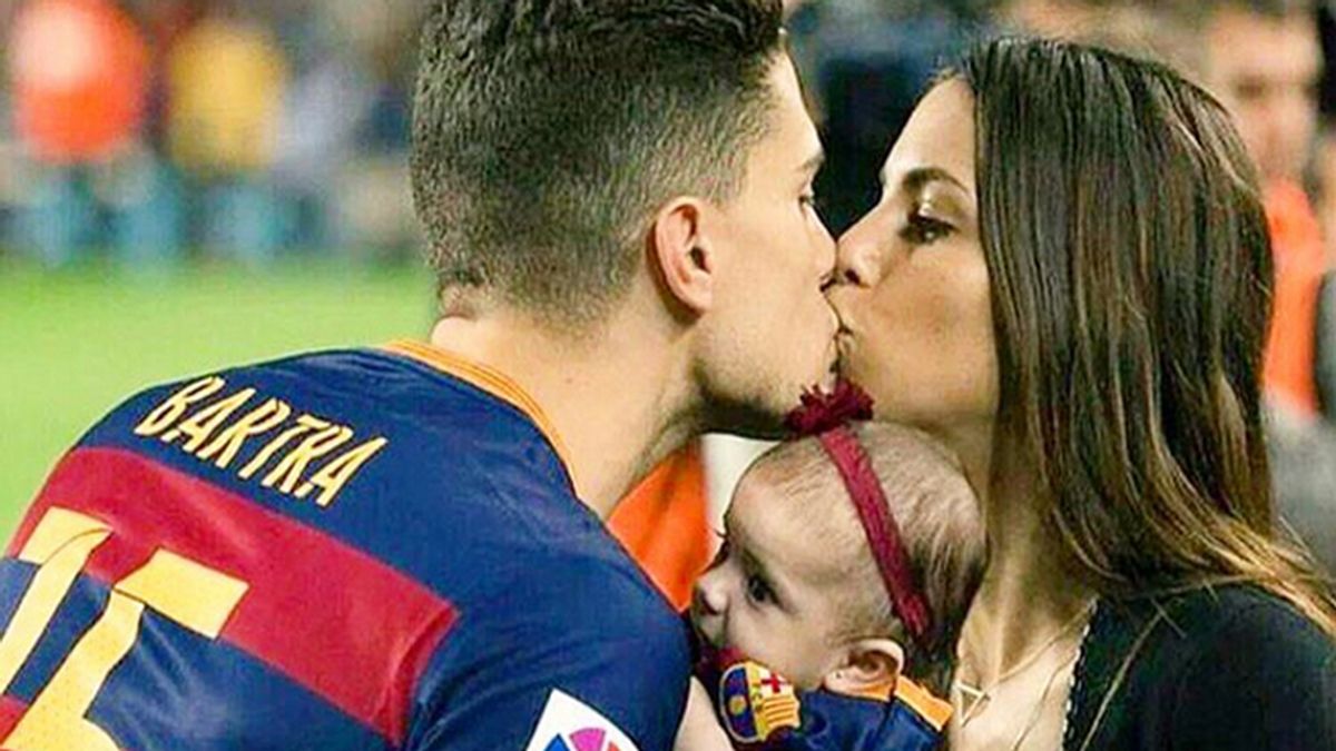 Melissa Jiménez y Bartra llevan a su hija Gala a su primer partido en el Camp Nou