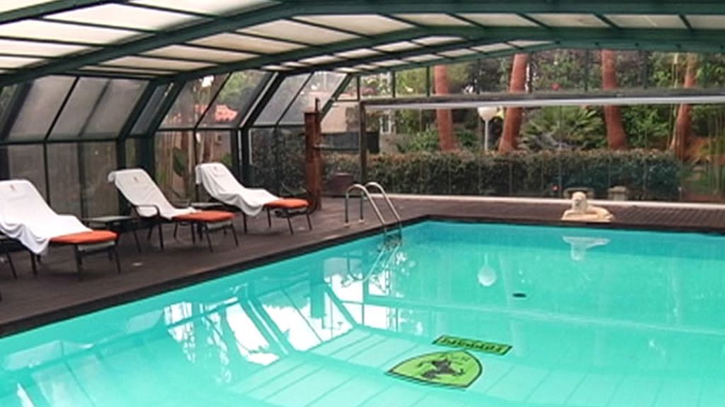 Piscina con el logo de Ferrari en el fondo