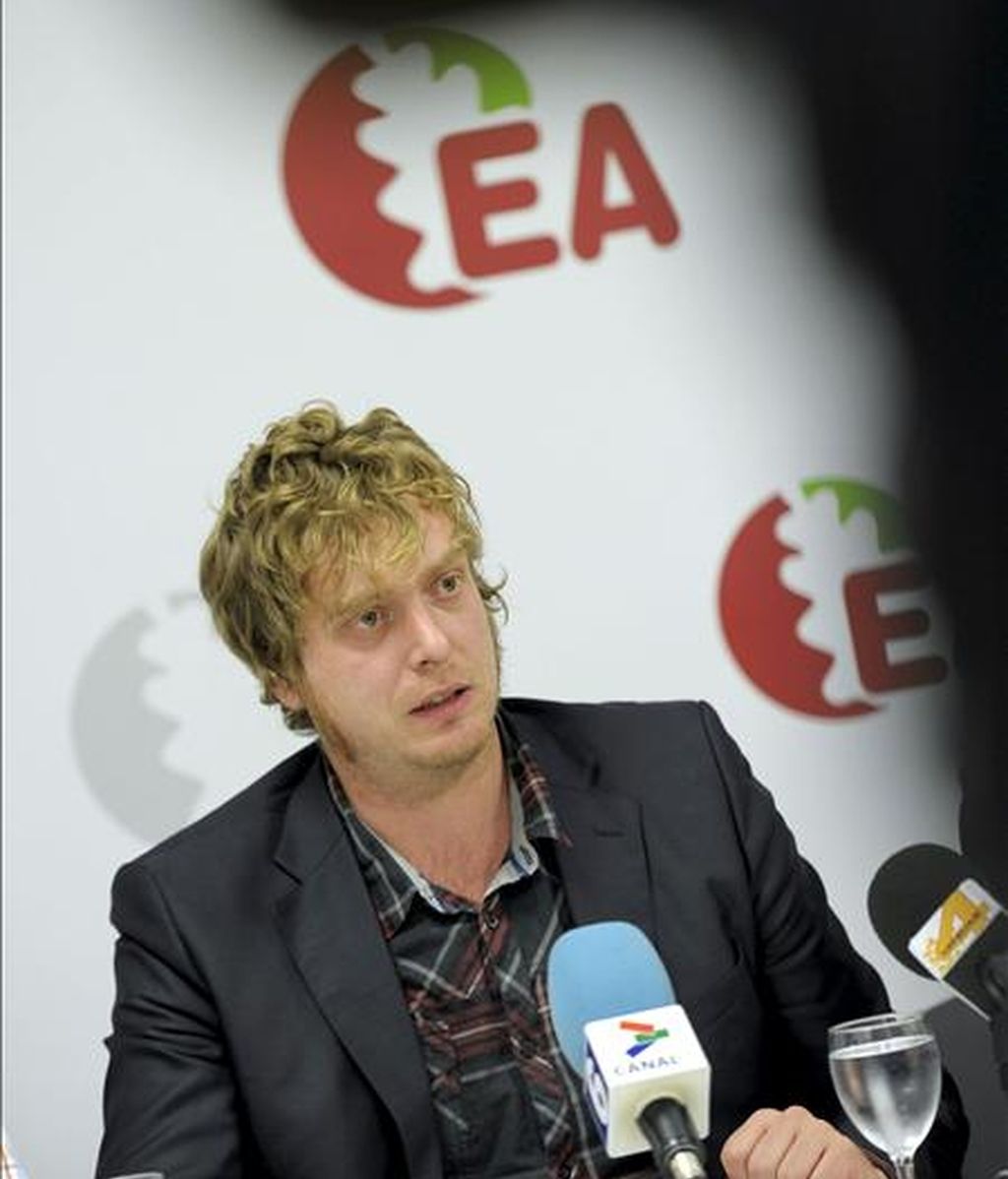 El secretario de Eusko Alkartasuna en Navarra, Maiorga Ramírez, durante la conferencia de prensa que ha ofrecido hoy en Pamplona en donde ha hecho hoy un llamamiento a los integrantes de Nafarroa Bai a "flexibilizar posiciones" y posibilitar un acercamiento para reeditar la coalición como oferta electoral para las próximas elecciones, porque "el cambio político y la paz son posibles y están en nuestras manos". EFE El secretario de Eusko Alkartasuna en Navarra, Maiorga Ramírez, durante la conferencia de prensa que ha ofrecido hoy en Pamplona en donde ha hecho hoy un llamamiento a los integrantes de Nafarroa Bai a "flexibilizar posiciones" y posibilitar un acercamiento para reeditar la coalición como oferta electoral para las próximas elecciones, porque "el cambio político y la paz son posibles y están en nuestras manos". EFE