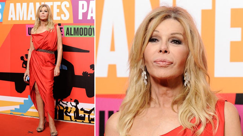 Bibiana Fernández, con bolso clutch y de rojo pasión