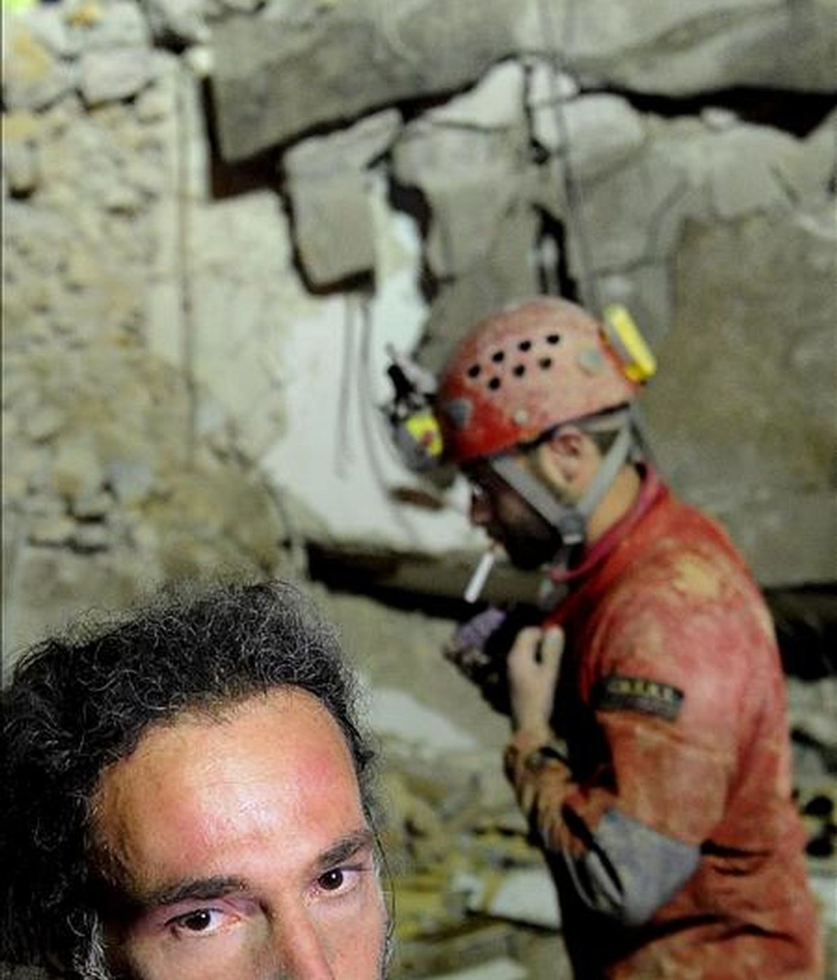 Espeleólogos trabajando en la búsqueda de víctimas sepultadas bajo los escombros de los edificios derribados por el terremoto del pasado lunes en L'Aquila (Italia). EFE