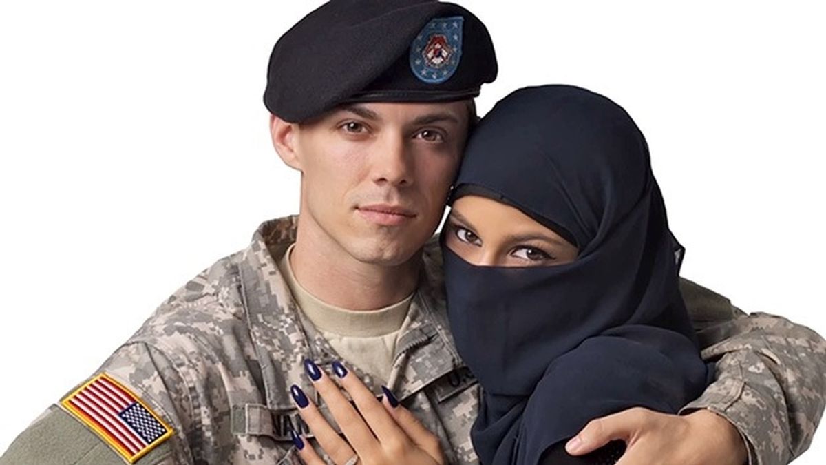 Polémica publicidad por aparecer un soldado de EEUU con una musulmana abrazados