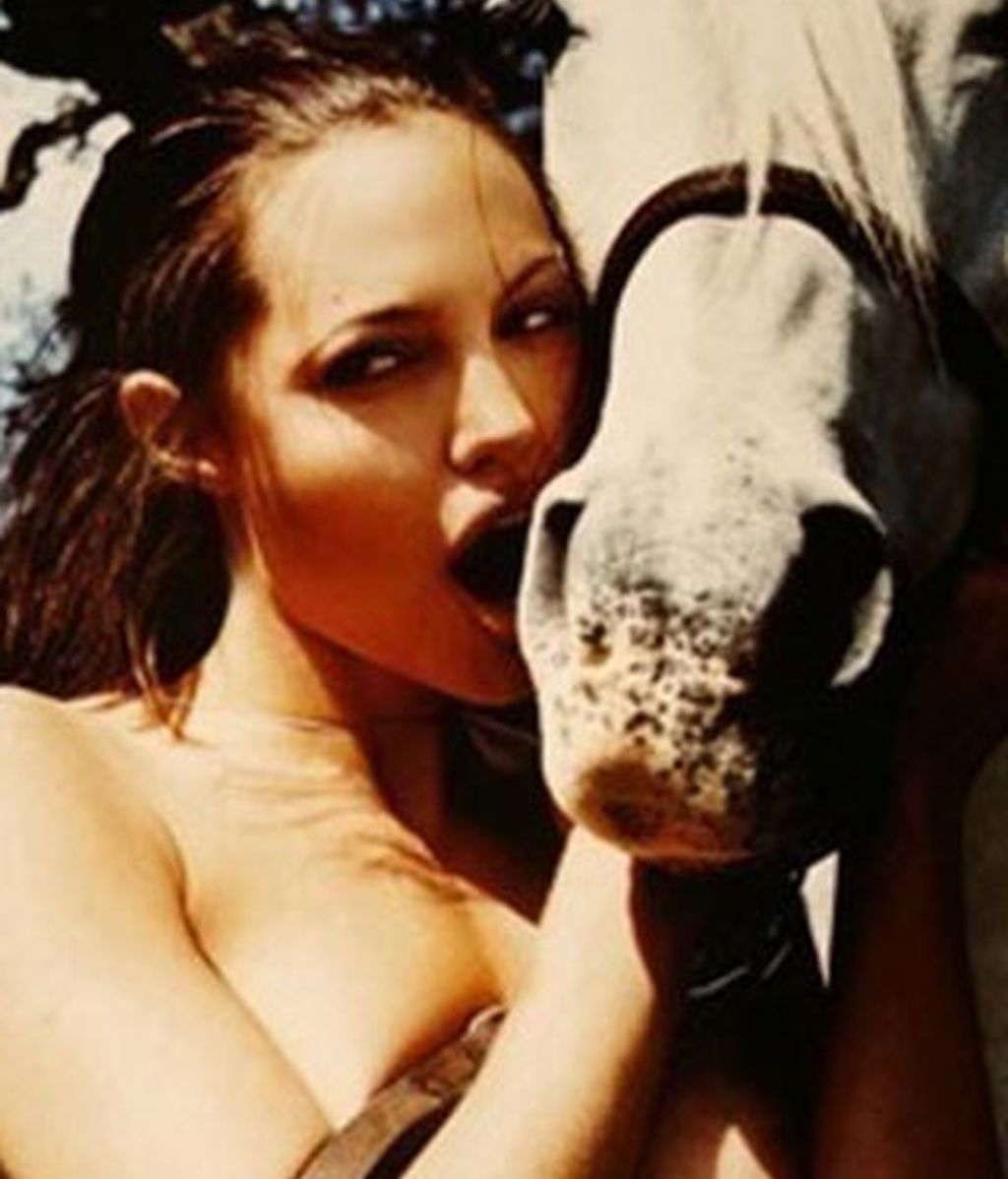 Sexy posado de Angelina Jolie con un caballo