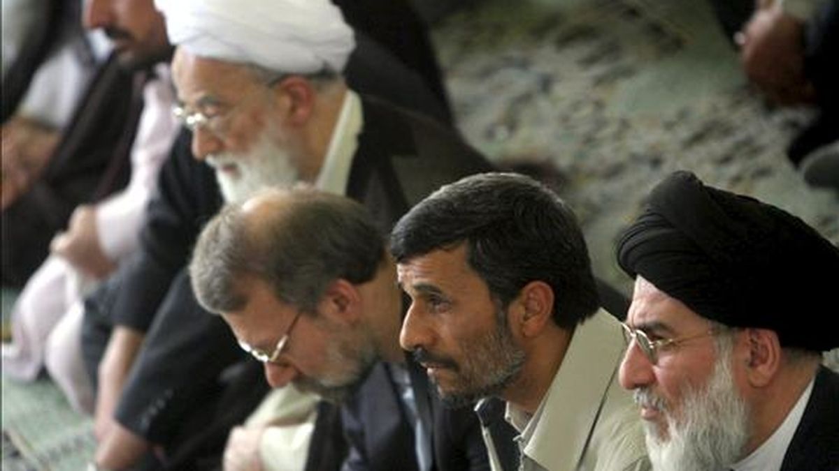 El presidente iraní, Mahmud Ahmadineyad (segundo por la derecha), escucha al ayatolá Alí Jameneí durante la oración de los viernes en Teherán, Irán. EFE