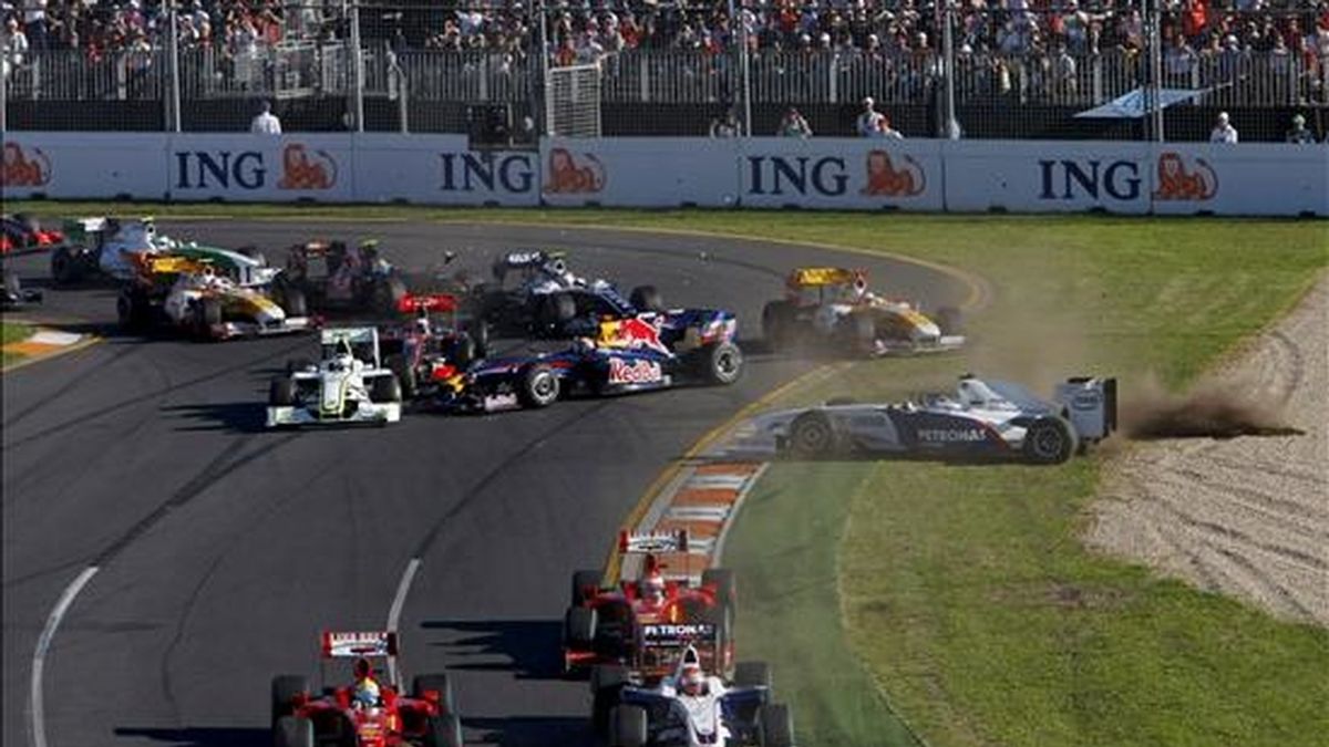 Varios monoplazas implicados hoy en un choque en la primera vuelta del Gran Premio de Australia de Fórmula Uno en el circuito Albert Park de Melbourne (Australia). EFE