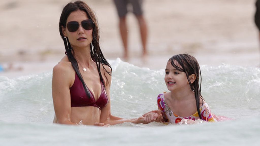 Suri Cruise y Katie Holmes se bañan vestidas