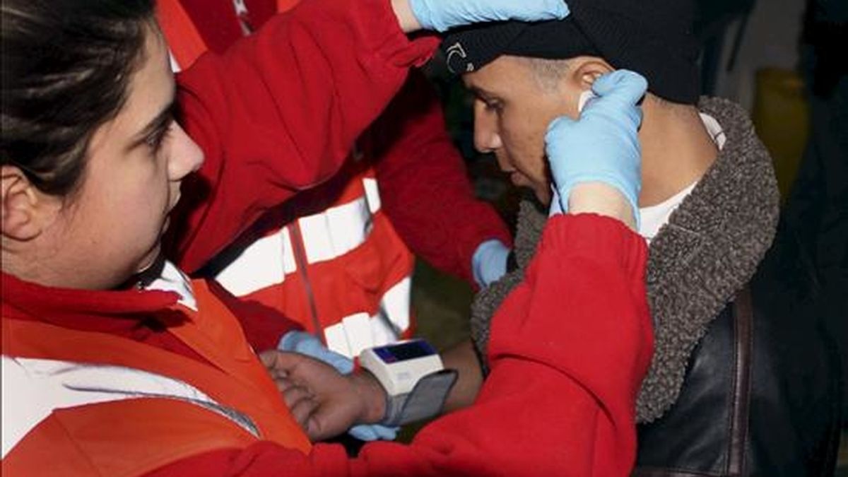 Fotografía facilitada por Cruz Roja de varios inmigrantes llegados en patera a Alicante el pasado 31 de diciembre. EFE/Archivo
