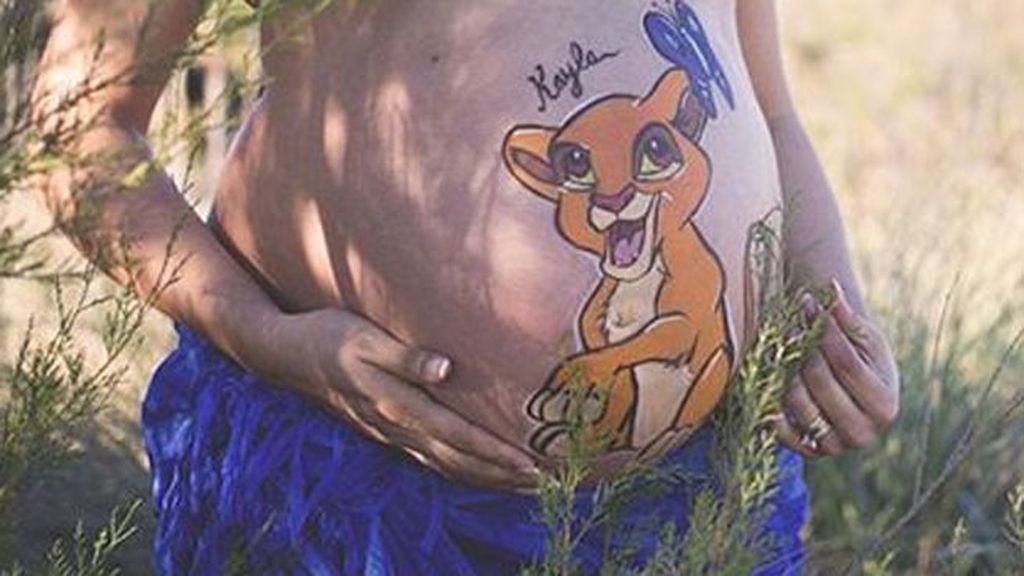 Dibujos personalizados adornan temporalmente la piel de las futuras madres