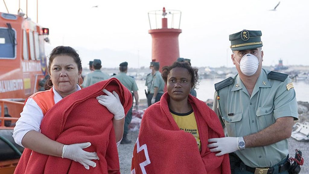 Una mujer y un bebé que viajaban en la patera llegada a Motril.