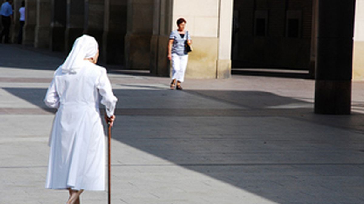 Una monja paseando por la calle. Foto: Archivo.