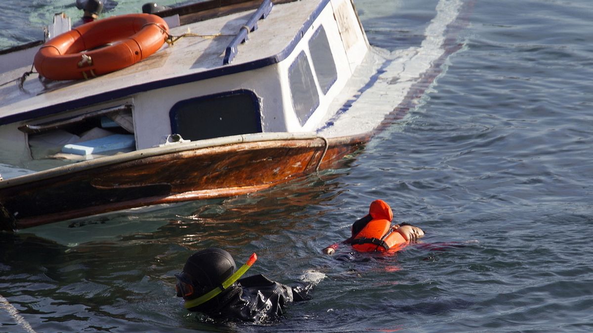 Siete muertos al chocar una patera y un barco de la Guardia Costera en Lesbos