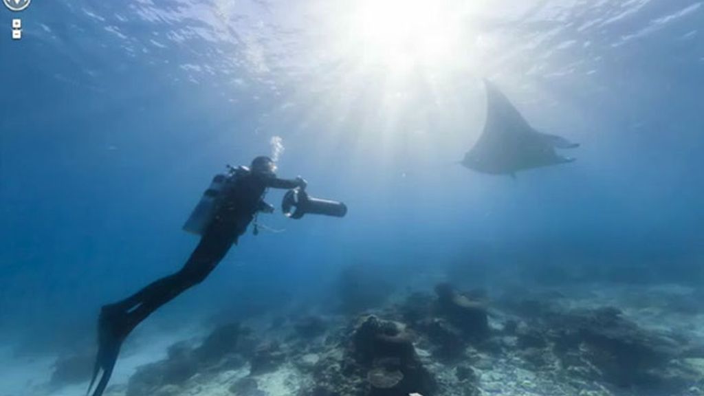 Google Maps traslada a sus internautas a "seis de los puntos submarinos más increíbles del mundo" con imágenes panorámicas de los arrecifes de Australia, Filipinas y Hawái.