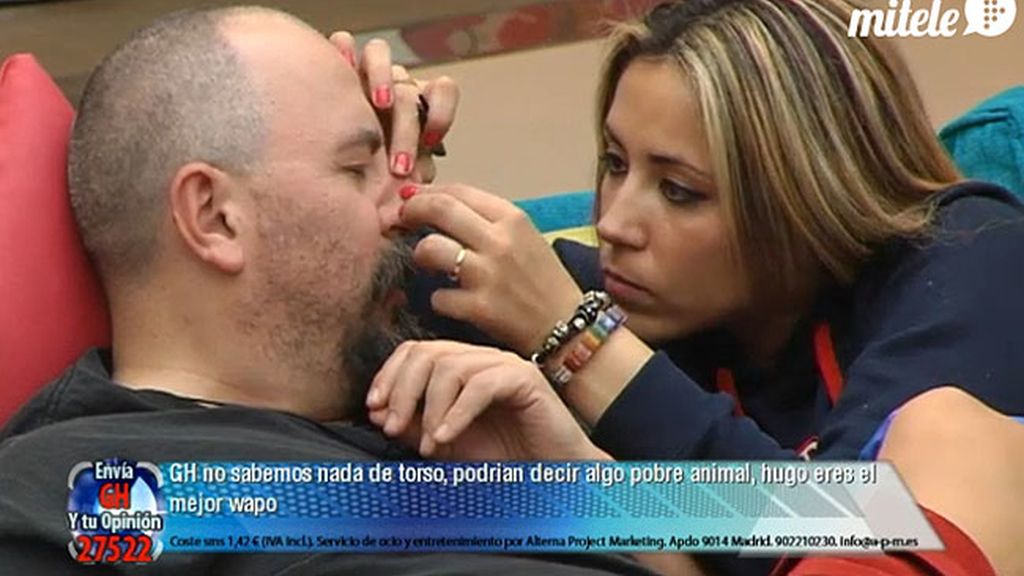Juan, además de dejarse querer, también se deja depilar las cejas...