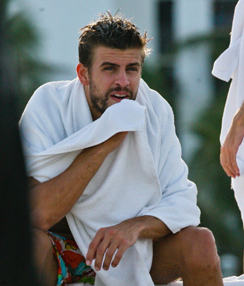 Piqué se divierte en la playa sin Shakira