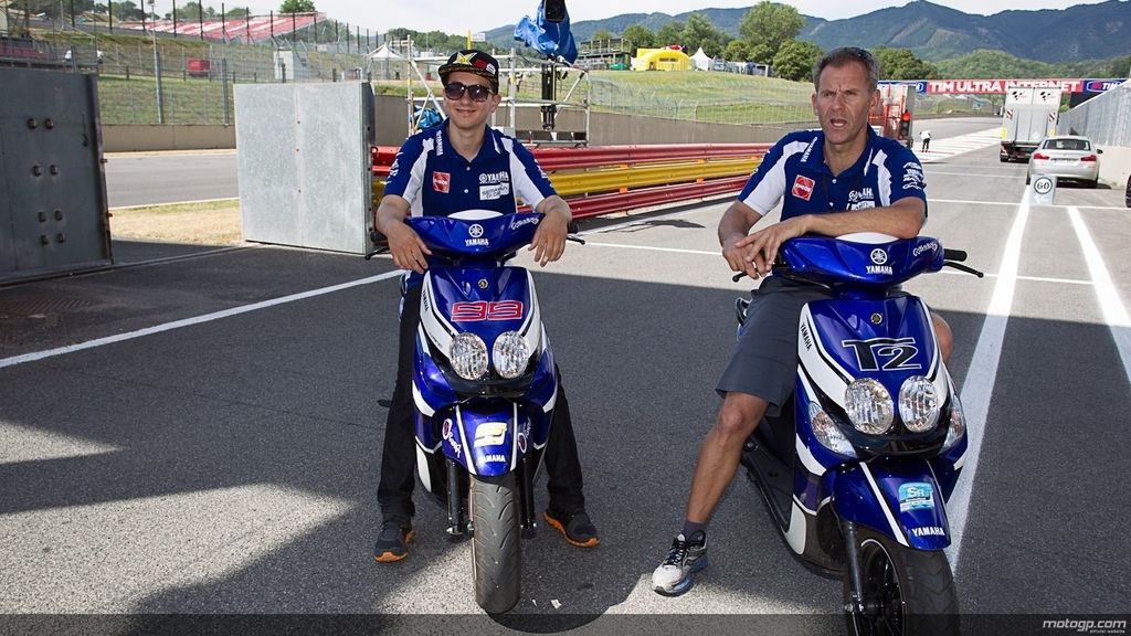 Lorenzo posa con su 'team manager', el ex piloto Wilco Zeelenberg