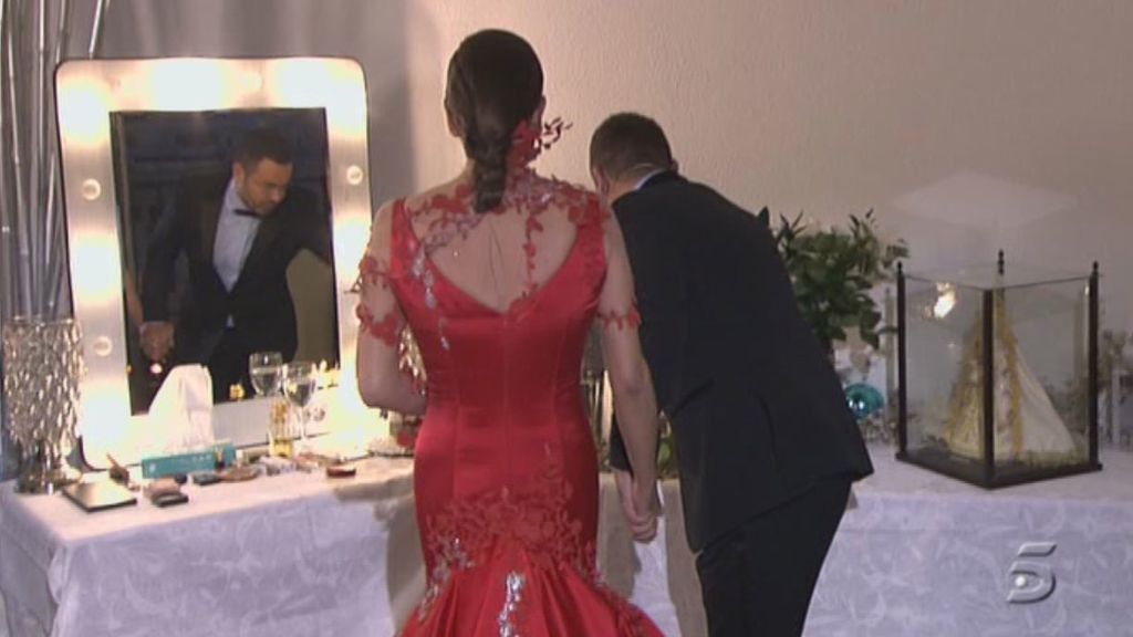 La tonadillera, radiante de rojo