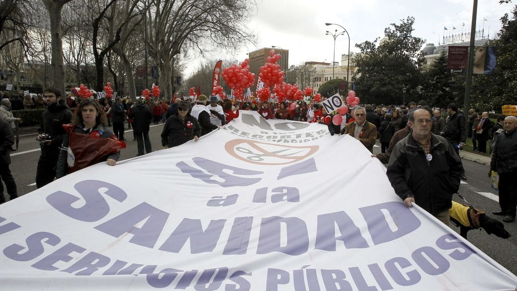 La 'Marea Blanca' celebra la paralización de la externalización sanitaria madrileña La 'Marea Blanca' celebra la paralización de la externalización sanitaria madrileña