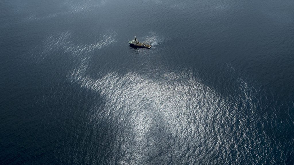 Greenpeace exige más medios tras sobrevolar la zona del hundimiento