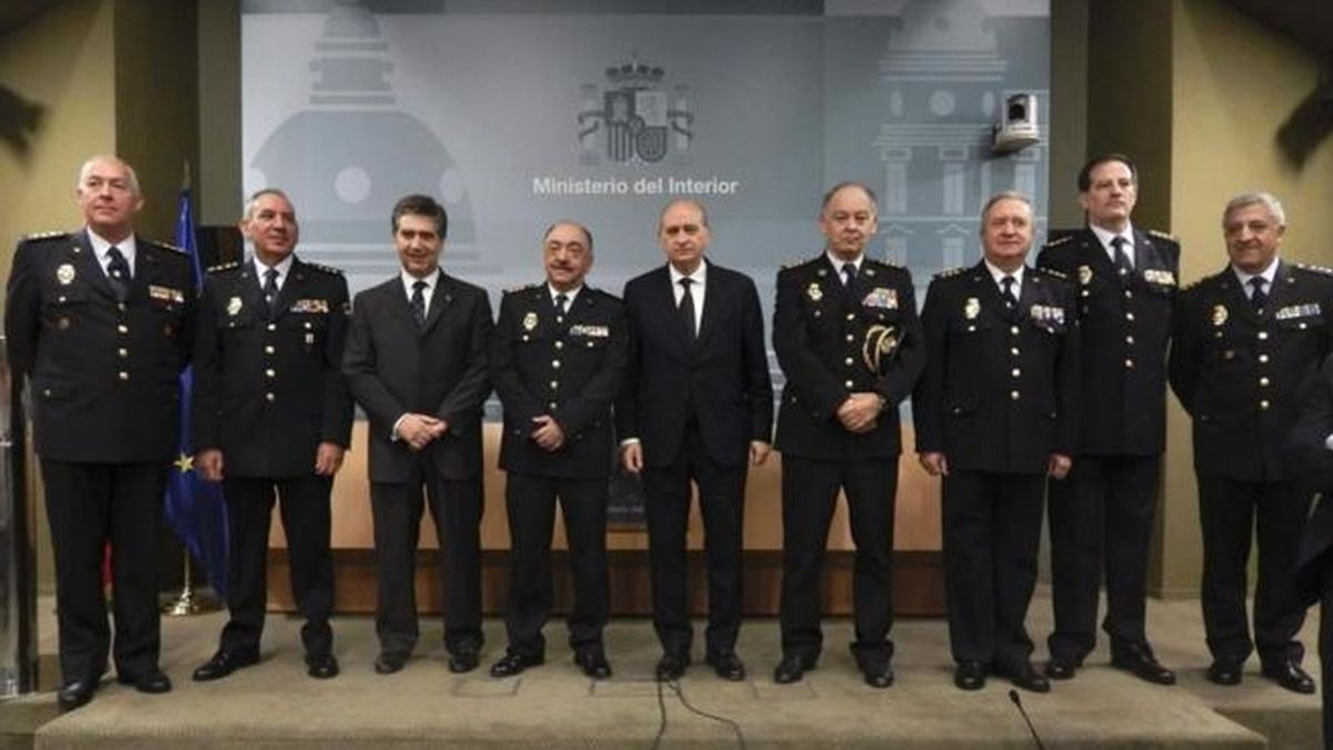 El ministro del Interior, Jorge Fernández Díaz, con los nuevos mandos policiales