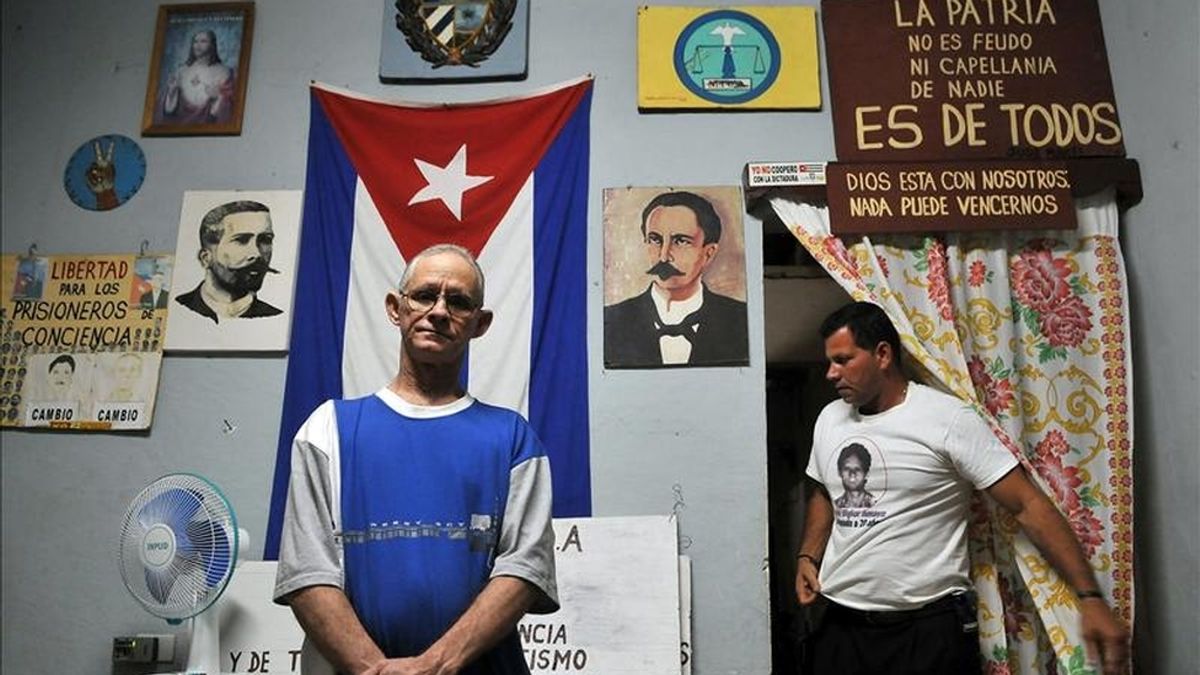 El opositor cubano Guido Sigler (i) posa junto a su hermano Gulliver Sigler, en su casa en el poblado de Pedro Betancourt, en la provincia de Matanzas (Cuba), pocas horas después de haber sido liberado de prisión. EFE