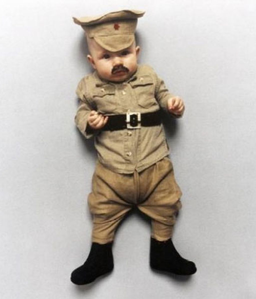 Un bebe disfrazado de Hitler... ¿arte?
