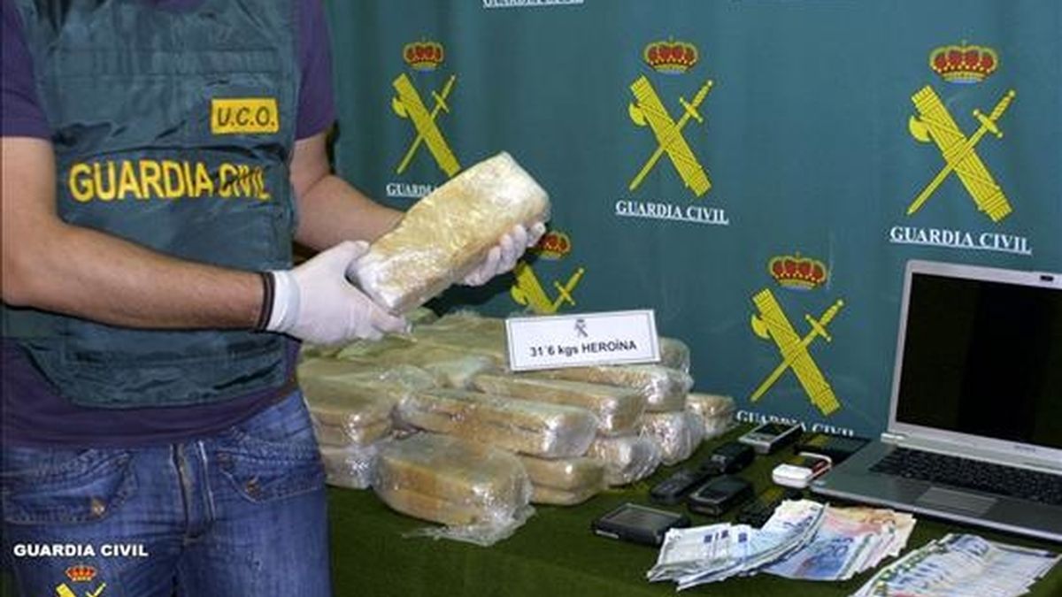 La Guardia Civil se ha incautado de 31 kilos de heroína de gran pureza, uno de los mayores alijos de esta droga intervenidos en España en los últimos años, en una operación desarrollada en Valencia y en la que han sido detenidas cinco personas. EFE