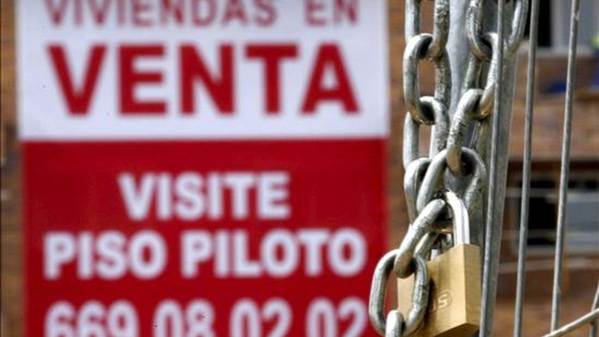 Un cartel anunciador de venta pisos cuelga de una fachada de una nueva promoción en Madrid. EFE/Archivo