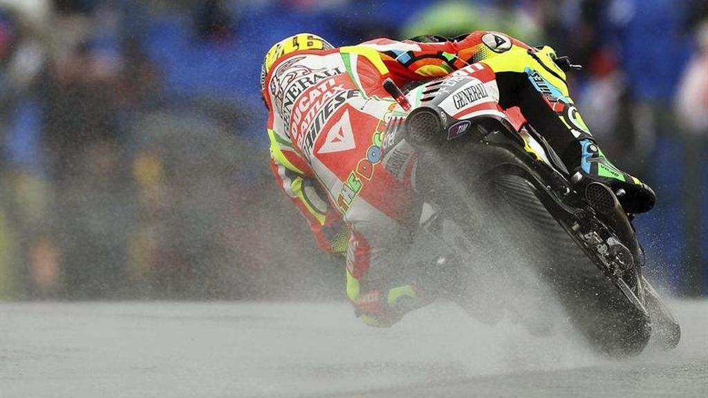 Valentino Rossi levanta un reguero de agua en la clasificación de Alemania