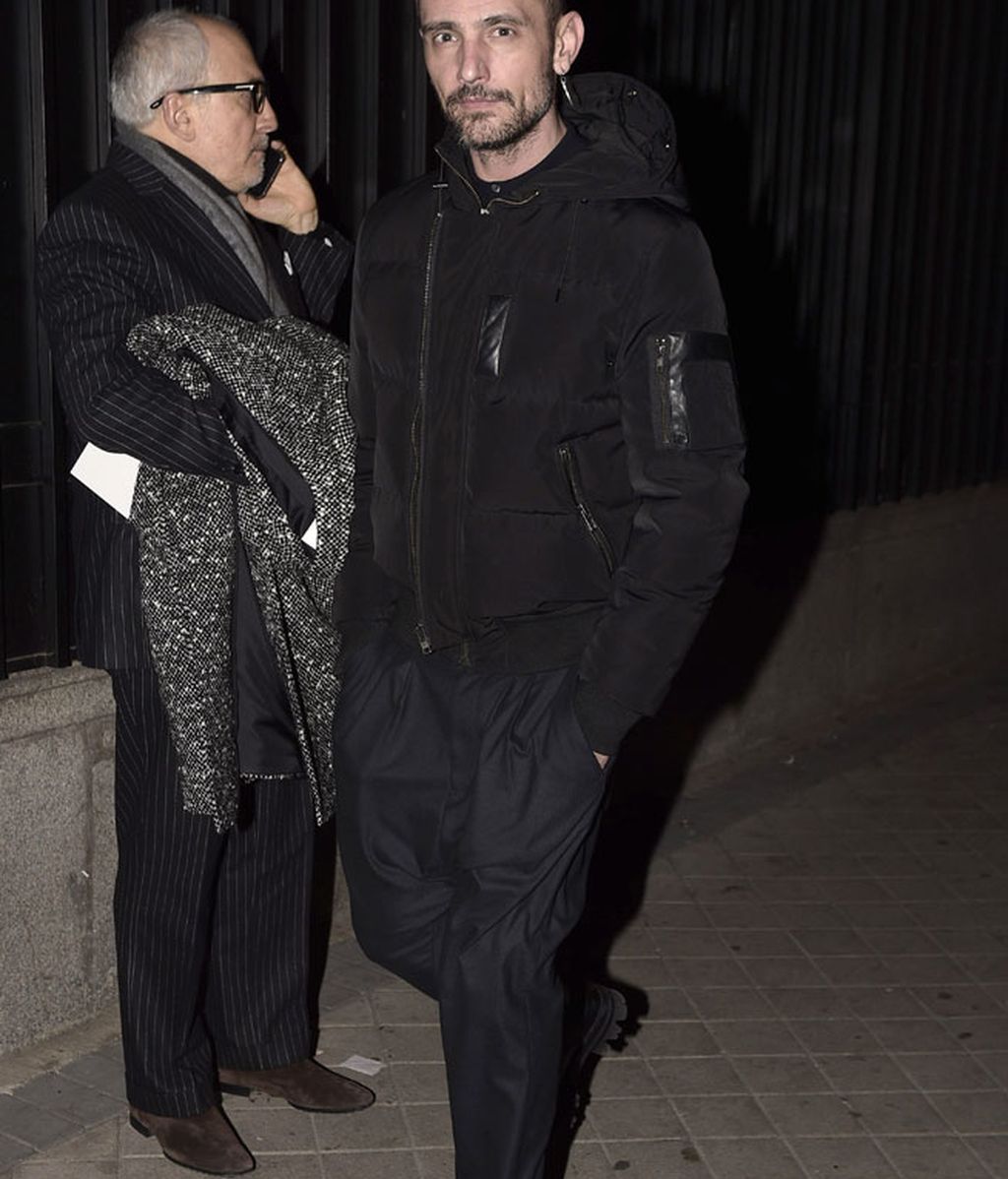 El diseñador David Delfín, acudiendo a la fiesta de la revista de moda Harper 's Bazaar